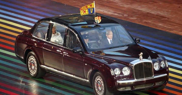 Cận cảnh chiếc xe đắt thứ hai thế giới của Nữ hoàng Elizabeth II