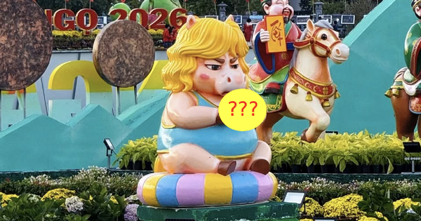 Xôn xao linh vật ngựa Tết đang trở thành ngôi sao chỉ vì "mặt cọc" và 1 thứ cầm trên tay