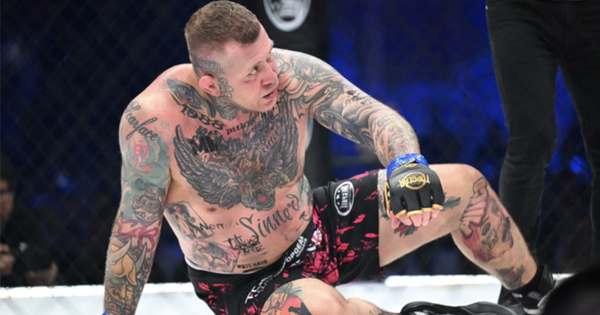 Võ sĩ MMA cắt suýt đứt tai đối thủ, tái hiện bê bối của Mike Tyson