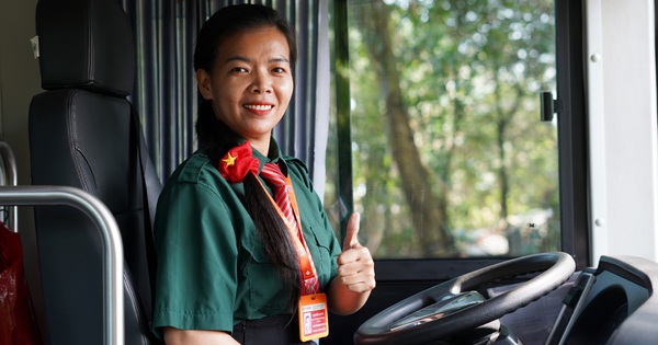 "Con khoe với mọi người là mẹ chạy xe buýt đó” - Chuyện về nữ tài xế quen mặt trên tuyến 28 ở TP.HCM