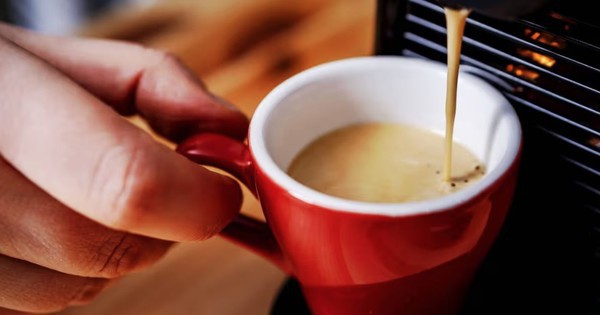 Cảnh báo cho bất cứ ai uống cà phê trước 9h sáng
