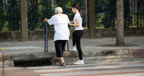 Người phụ nữ 66 tuổi đột ngột qua đời vì xuất huyết não sau khi đi bộ, bác sĩ tiếc nuối: “Sao không nhận ra 4 điều này sớm hơn?”