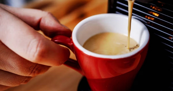 Cảnh báo cho bất kỳ ai uống cà phê trước 9 giờ sáng