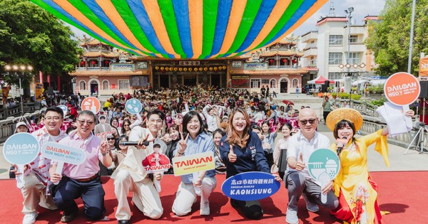 Du khách Việt hào hứng trải nghiệm văn hóa tiệc cỗ tại chùa Zizhu - Đài Loan