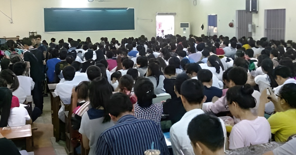 Hình ảnh lò luyện thi Chùa Bộc từ thời giá 5.000 đồng/buổi viral trở lại: Lớp học 700 người 