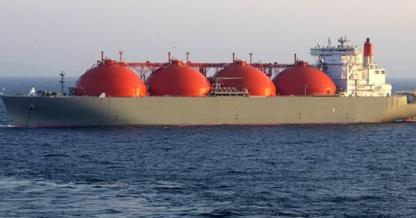 Mỹ vừa nới lỏng trừng phạt, Iran lập tức chào bán dầu đắt hơn chuẩn quốc tế, ông trùm lớn thứ 3 thế giới 'cắn răng' chốt đơn