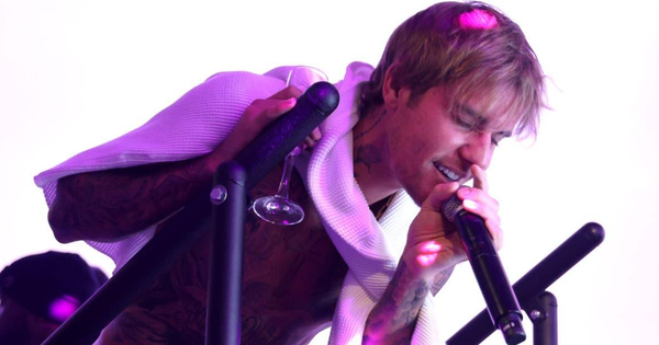 Nam ca sĩ say xỉn đến mức không thể đứng vững, hát quên cả lời nhưng giọng live thì không điểm nào chê