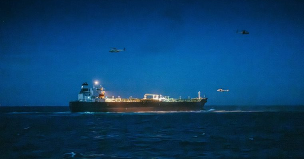 Ông lớn Trung Quốc vừa tuyên bố chưa có kế hoạch mua hàng, Iran lập tức tìm được khách hàng chốt đơn 5 triệu thùng dầu thô