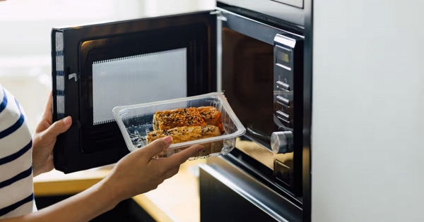 Bác sĩ đa khoa cảnh báo đến tất cả người dùng lò vi sóng