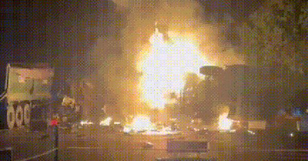 Hai xe tải cháy ngùn ngụt sau cú tông mạnh lúc rạng sáng