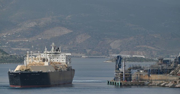 Giá năng lượng tăng cao, nhà cung cấp khí đốt lớn nhất cho EU dọa cắt ưu đãi cho khối