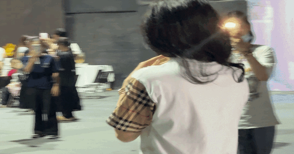 Mẹ đơn thân giàu nhất Vbiz ở biệt thự 20 tỷ, 40 tuổi tự sinh con, trẻ mãi không già suốt 15 năm