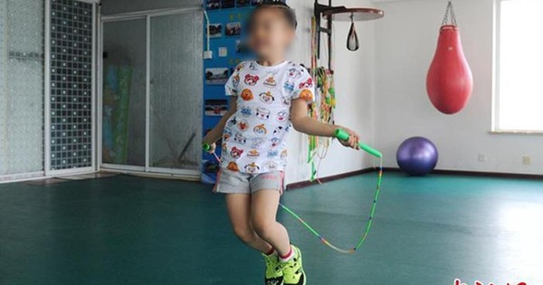 Bé gái 8 tuổi có kinh nguyệt sau 1 năm nhảy dây, bác sĩ cảnh báo: Chiều cao gần như 