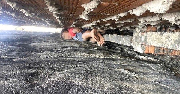 Mắc kẹt giữa hai bức tường hẹp, bé trai được cảnh sát giải cứu thành công bằng một thứ quen thuộc trong bếp