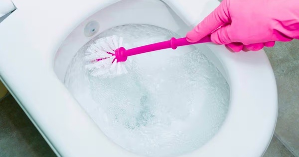 Loại nước giúp giữ bồn cầu sạch bóng mà không cần dùng thuốc tẩy độc hại