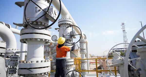 Khổ như quốc gia hàng xóm của Iran: Từng sản xuất 4 triệu thùng dầu/ngày nay phải cắt giảm 80% sản lượng vì eo biển Hormuz bị khoá