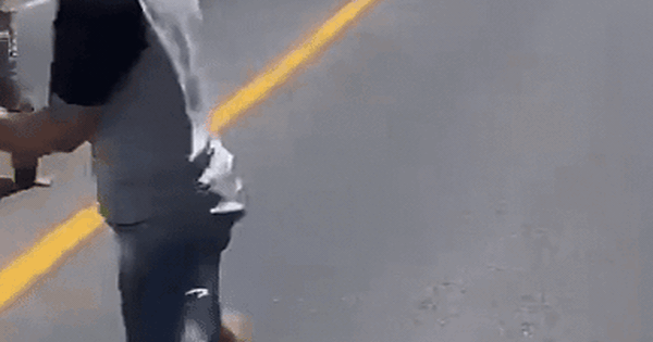 60 giây điên cuồng đập phá chiếc taxi chở vợ, người đàn ông nhận cái kết đắng