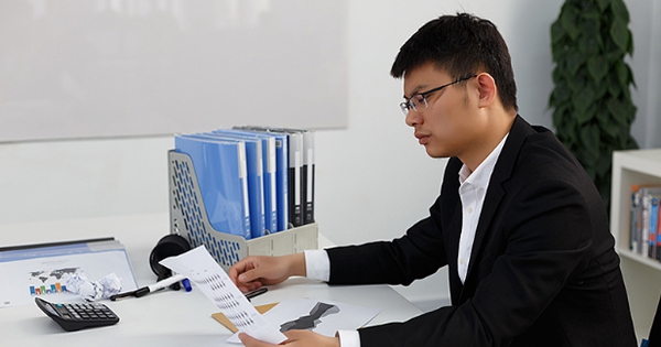 Tình cờ gặp sếp cũ đã nghỉ hưu, tôi lặng lẽ trả tiền bữa ăn, ai cũng cười: Nửa tháng sau, tất cả phải nín lặng