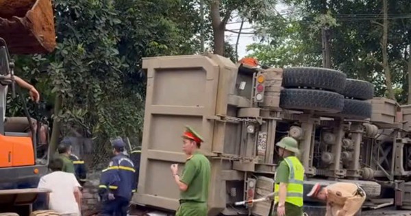 Xe tải chở đất lật đè nát xe ô tô con, xe máy, 2 người tử vong