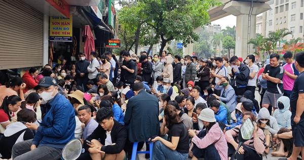 Cửa hàng vàng Bảo Tín Mạnh Hải ken đặc người xếp hàng từ 4 - 5h sáng sau loạt tin nhắn bất ngờ
