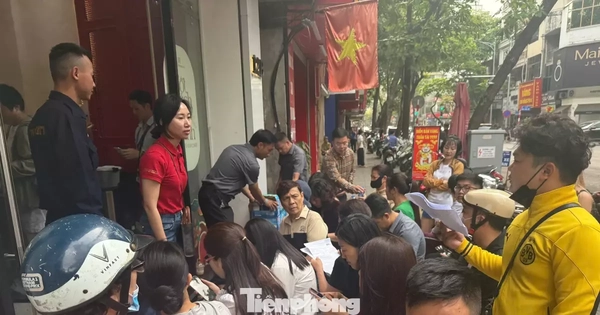 Dòng người thấp thỏm trên ‘phố vàng’ trước giờ Bảo Tín Minh Châu mở cửa