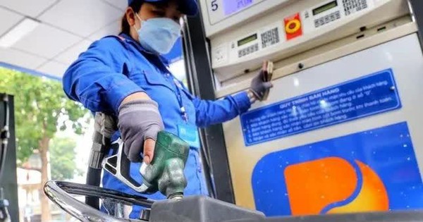 Giá xăng giảm gần 6.000 đồng/lít