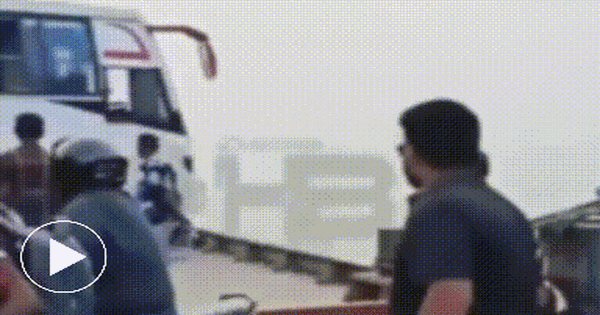 Khoảnh khắc thảm kịch xe khách chở nhiều người trong cùng gia đình rơi sông, 16 người tử vong