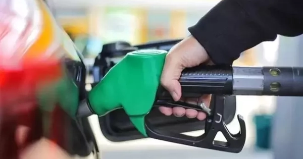 Giá xăng RON 95 giảm hơn 5.600 đồng/lít