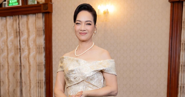 Clip NSND Lê Khanh bị gọi nhầm tên giữa sự kiện, cách xử lý đẳng cấp khiến dân tình nể phục