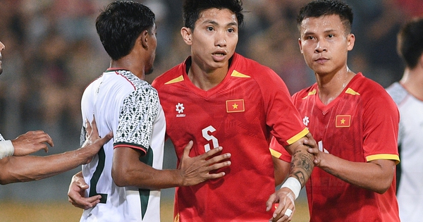 Cận cảnh khoảnh khắc Đoàn Văn Hậu tái xuất ở tuyển Việt Nam sau 3 năm