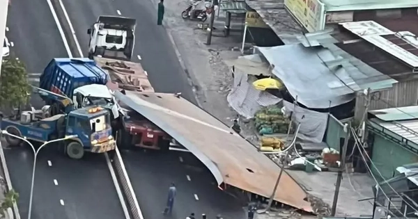 Tấm thép 10 tấn đè nát cabin, tài xế xe rác tử vong tại chỗ