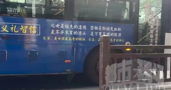 Tranh cãi đáng kể khi xuất hiện chiếc xe buýt in khẩu hiệu 