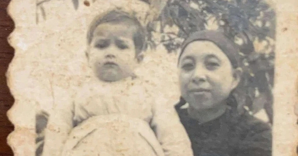 Cậu bé được mẹ ẵm trong bức ảnh giờ là tên tuổi đình đám showbiz Việt: Gia thế 