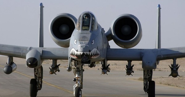 Mỹ tăng cường hoạt động tại eo biển Hormuz bằng máy bay A-10 và AH-64