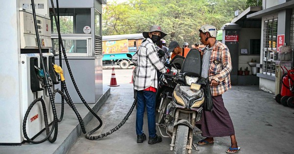 Người đi xe máy tại nước ASEAN này chỉ được mua 8 lít xăng mỗi tuần