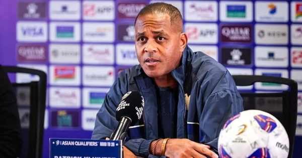 Đen đủi như Patrick Kluivert, thất bại cùng 2 đội tuyển ở vòng loại World Cup 2026