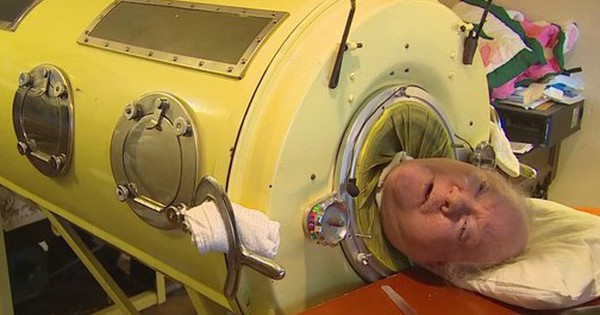 Người đàn ông sống cả đời 70 năm trong một chiếc lồng sắt