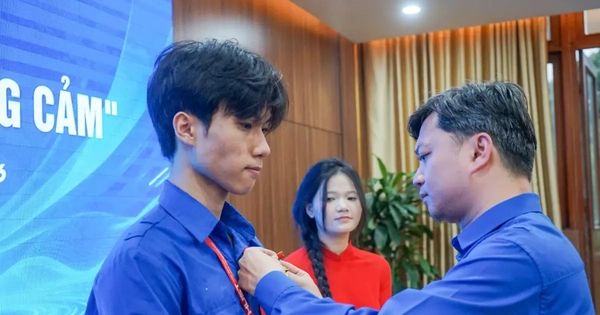 T.Ư Đoàn trao tặng Huy hiệu 'Tuổi trẻ dũng cảm' cho nam sinh Bách Khoa cứu người trong đám cháy ở Lĩnh Nam