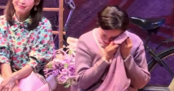 Nữ NSƯT từ Mỹ về bật khóc nức nở