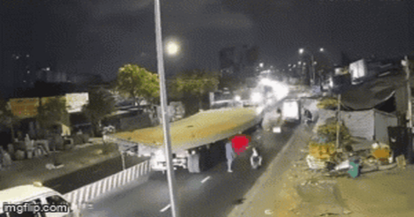 Kinh hoàng khoảnh khắc tấm thép hơn 10 tấn rơi đè bẹp cabin xe rác, tài xế tử vong