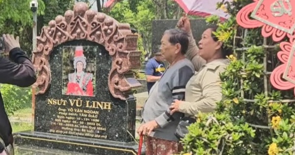 Người phụ nữ 85 tuổi từ Kiên Giang tới mộ Vũ Linh xin một điều