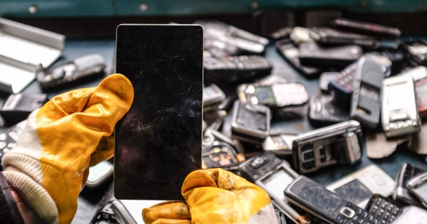 Bới rác tìm vàng: Khi những chiếc điện thoại nát bỗng hóa 