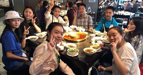 Đi họp lớp, người lương 100 triệu đồng/tháng được xếp ngồi riêng, tôi ngồi với nhóm còn lại: Về nhà, nhận được tin nhắn lập tức rời nhóm lớp