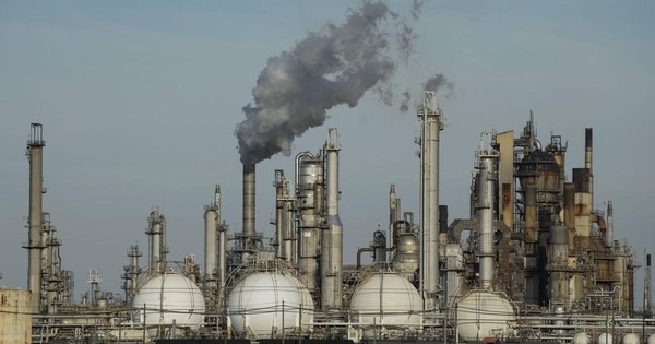 Sáng nay, giá dầu thế giới lại tăng dựng đứng, tiến gần mốc 115 USD/1 thùng