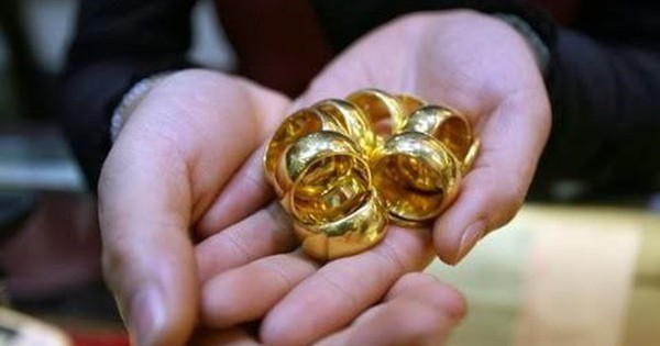 Chê gửi tiết kiệm, dồn tiền mua vàng lúc gần 190 triệu/lượng: “Tôi ôm 3 cây vàng rồi thấp thỏm từng ngày”