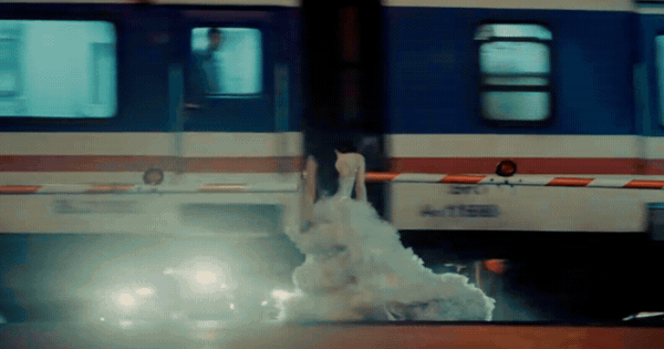 Cô dâu xách váy đi trên phố cũng hot rần rần, hoá ra là mỹ nhân Việt duy nhất được báo Hàn tung hô 