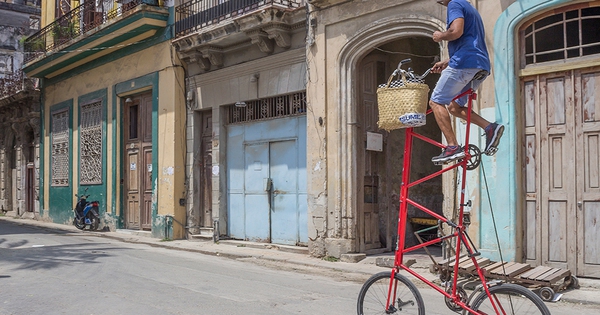 Cạn xăng triền miên, đường phố Cuba như 'xuyên không' khi phương tiện tưởng đã biến mất đồng loạt trở lại