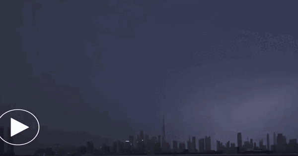 Khoảnh khắc sét đánh thẳng vào toà nhà cao nhất thế giới: Cảnh tượng như ngày 