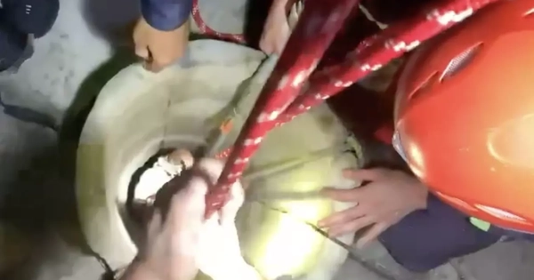 Khoảnh khắc cứu cô gái trẻ rơi xuống giếng trong đêm