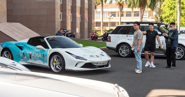 Sinh viên phố núi trầm trồ trước dàn xe của ông Đặng Lê Nguyên Vũ: ‘Đây là lần đầu em được sờ siêu xe Ferrari ngoài đời’